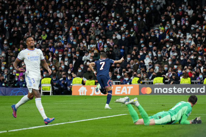 Benzema lập hat-trick trong 17 phút, Real ngược dòng kịch tính trước PSG