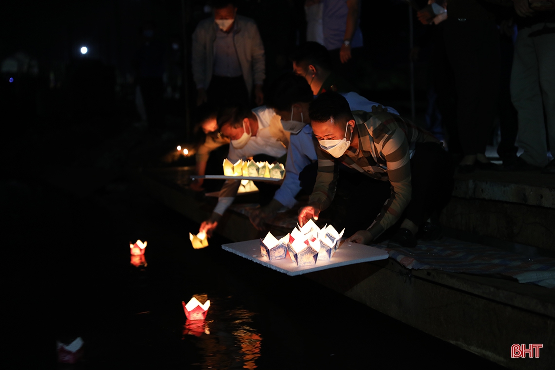 Thả đèn hoa đăng tưởng nhớ Chế thắng phu nhân Nguyễn Thị Bích Châu