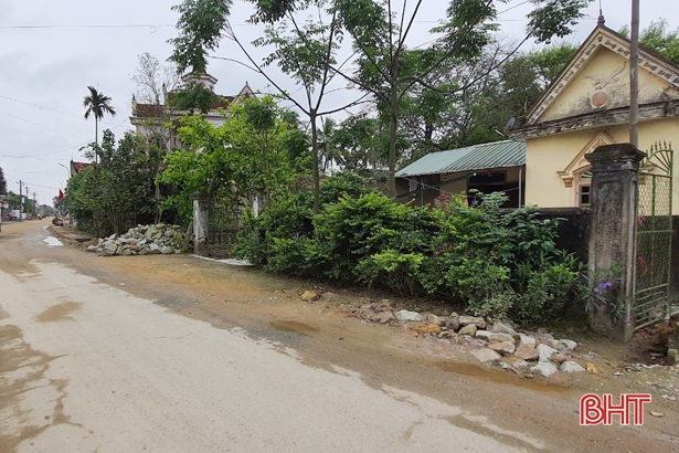 Lộc Hà: Nhà thầu ngừng thi công đường cứu hộ ven biển gây cản trở giao thông