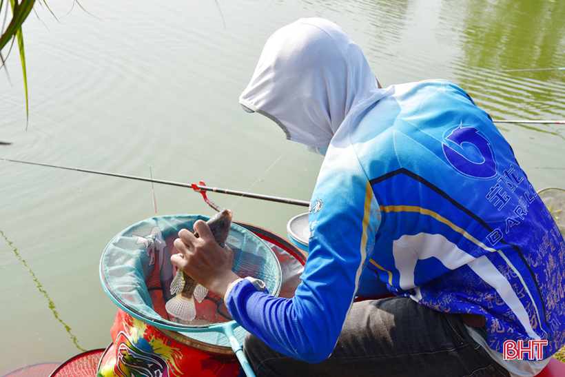 65 cần thủ toàn quốc đua tài câu cá bằng cần tay ở Hà Tĩnh