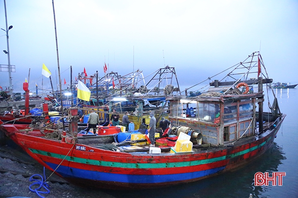 Ngư dân Hà Tĩnh giong thuyền, vượt sóng khai thác vụ cá nam 