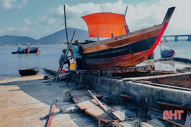 Ngư dân Hà Tĩnh giong thuyền, vượt sóng khai thác vụ cá nam 