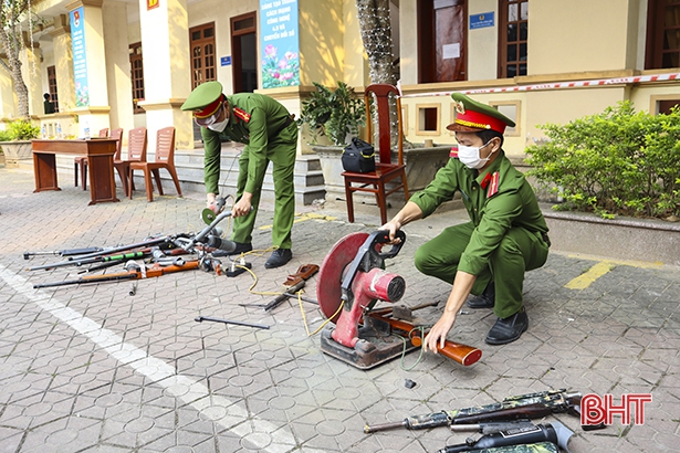 Công an huyện Can Lộc tiêu hủy số lượng lớn vũ khí và vật liệu nổ