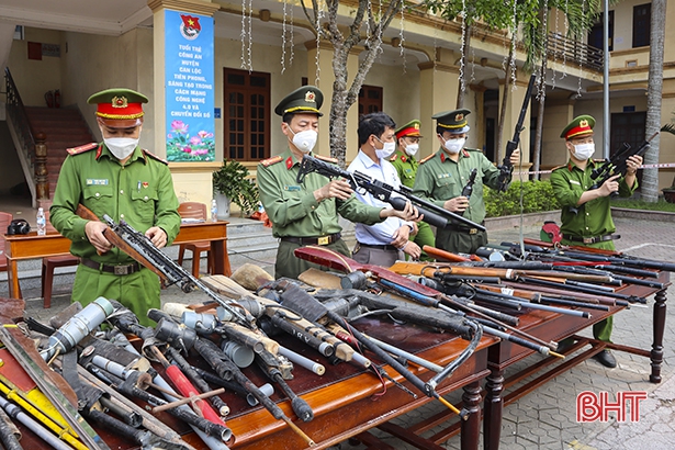 Công an huyện Can Lộc tiêu hủy số lượng lớn vũ khí và vật liệu nổ