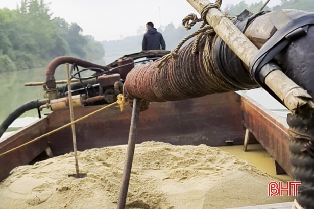 Bắt giữ sà lan khai thác cát trái phép trên sông Ngàn Sâu