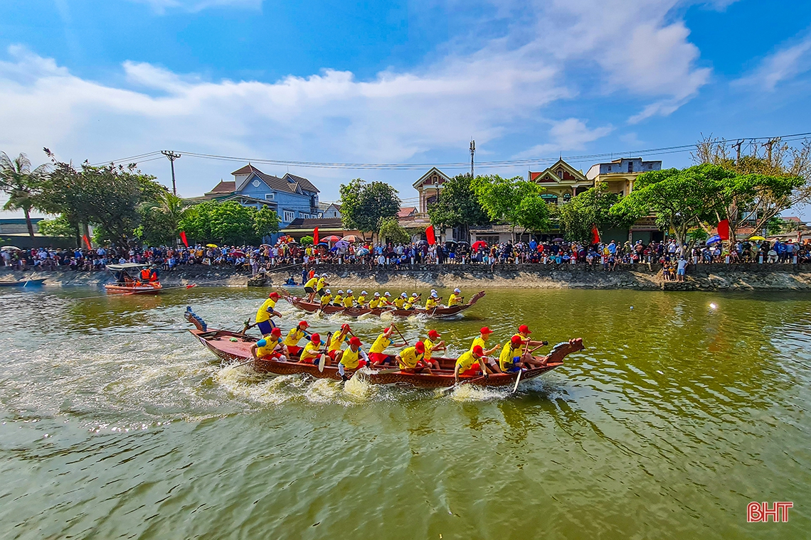 Người dân thành phố Hà Tĩnh háo hức tham gia lễ hội đua thuyền trên sông Cụt
