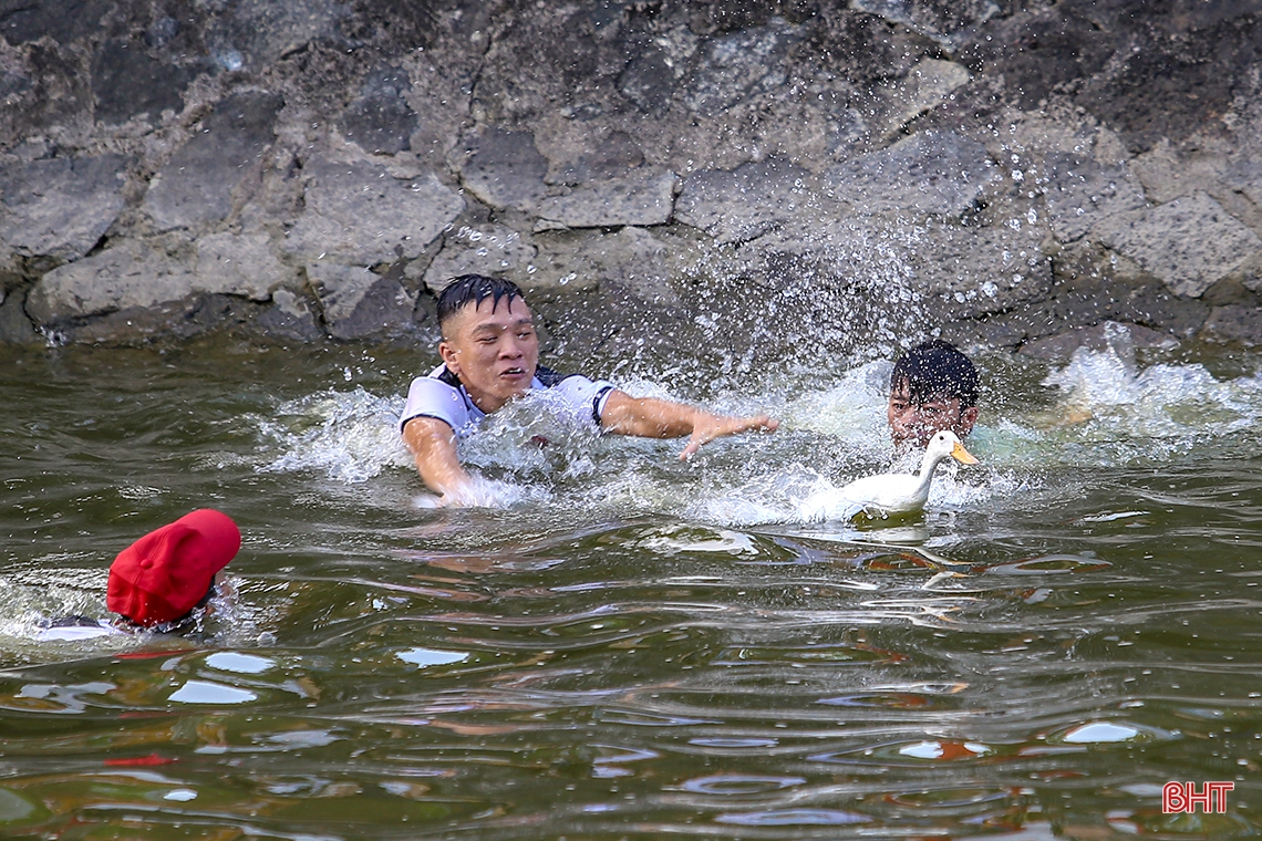Người dân thành phố Hà Tĩnh háo hức tham gia lễ hội đua thuyền trên sông Cụt