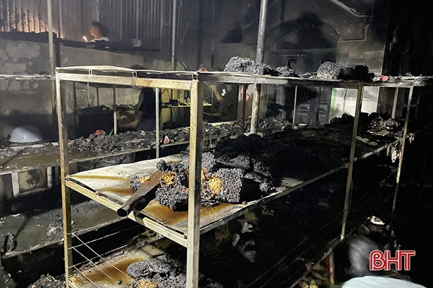 Cháy nhà lúc đêm khuya, gia đình bán tạp hóa ở Hà Tĩnh thiệt hại hơn 700 triệu đồng