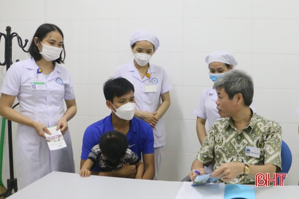 Bác sỹ Bệnh viện Nhi Trung ương khám cho trẻ mắc rối loạn phổ tự kỷ ở Hà Tĩnh