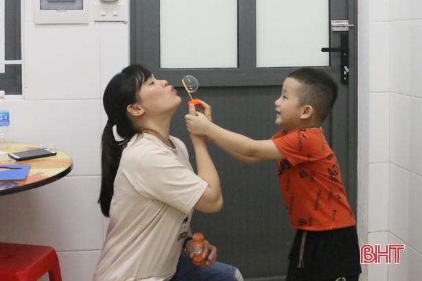 Bác sỹ Bệnh viện Nhi Trung ương khám cho trẻ mắc rối loạn phổ tự kỷ ở Hà Tĩnh