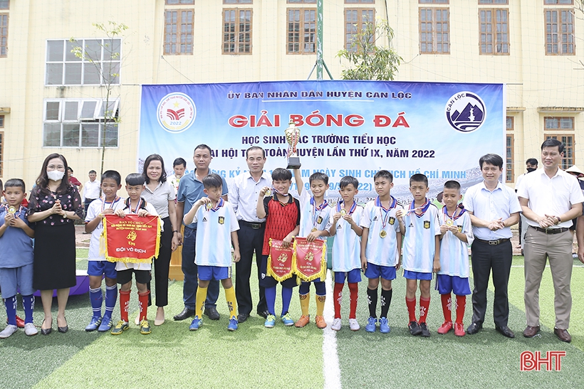 Trao thưởng Giải Bóng đá học sinh tiểu học Can Lộc