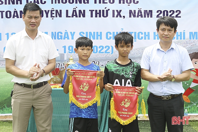 Trao thưởng Giải Bóng đá học sinh tiểu học Can Lộc