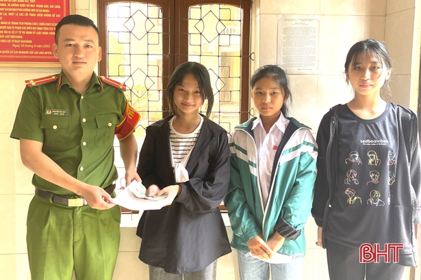 3 học sinh giao tiền nhặt được cho Công an Hương Sơn để tìm người trả lại