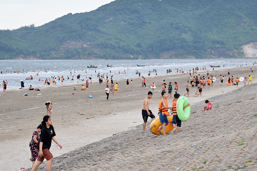 Biển Lộc Hà đón gần 5.000 lượt du khách mỗi ngày