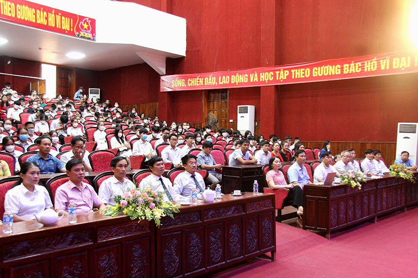 Nghi Xuân tuyên dương 191 học sinh giỏi năm học 2021 - 2022