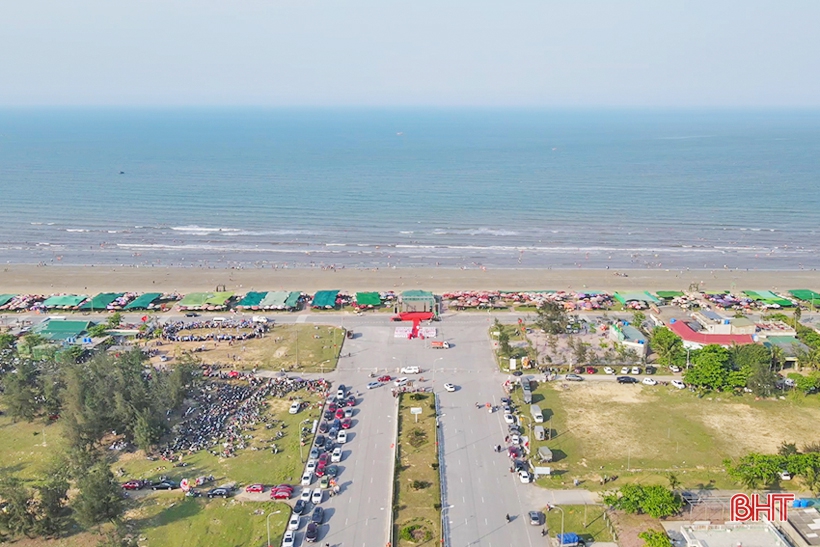 Biển Lộc Hà đón gần 5.000 lượt du khách mỗi ngày