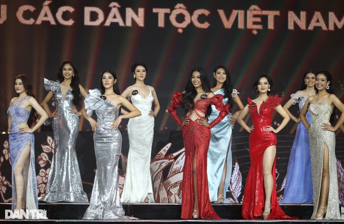 Những pha trượt chân “thót tim” của Hoa hậu, Á hậu các Dân tộc Việt Nam