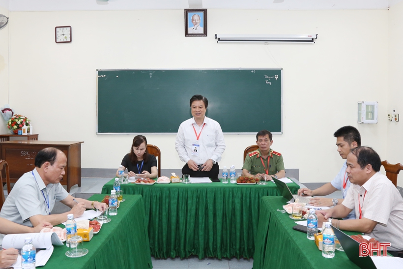 Thứ trưởng Bộ GD&ĐT kiểm tra công tác chấm thi Kỳ thi tốt nghiệp THPT tại Hà Tĩnh