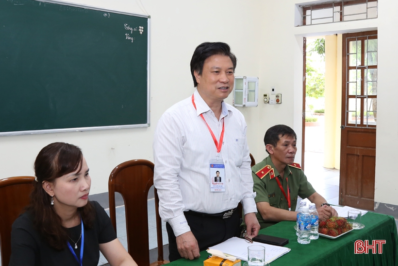 Thứ trưởng Bộ GD&ĐT kiểm tra công tác chấm thi Kỳ thi tốt nghiệp THPT tại Hà Tĩnh