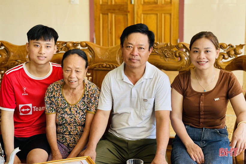 Hạnh phúc vỡ òa của gia đình nam sinh Hà Tĩnh giành HCV Olympic Hóa học quốc tế