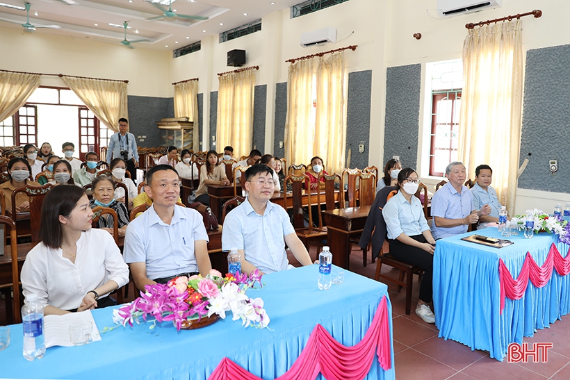 Quỹ Minh Đức - Formosa Hà Tĩnh trao học bổng cho sinh viên hoàn cảnh khó khăn 