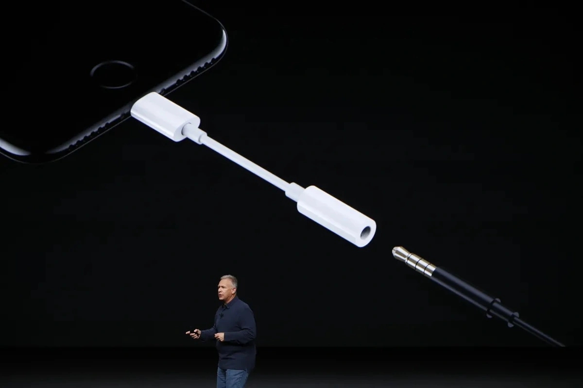 Apple đã đúng khi loại bỏ jack cắm tai nghe 3,5 mm
