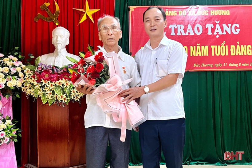 Vũ Quang trao Huy hiệu Đảng cho 38 đảng viên dịp Quốc khánh 2/9