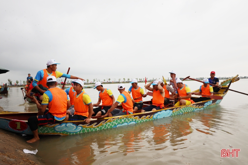 Các địa phương Hà Tĩnh sôi nổi lễ hội đua thuyền, các trò chơi dân gian mừng Tết Độc lập