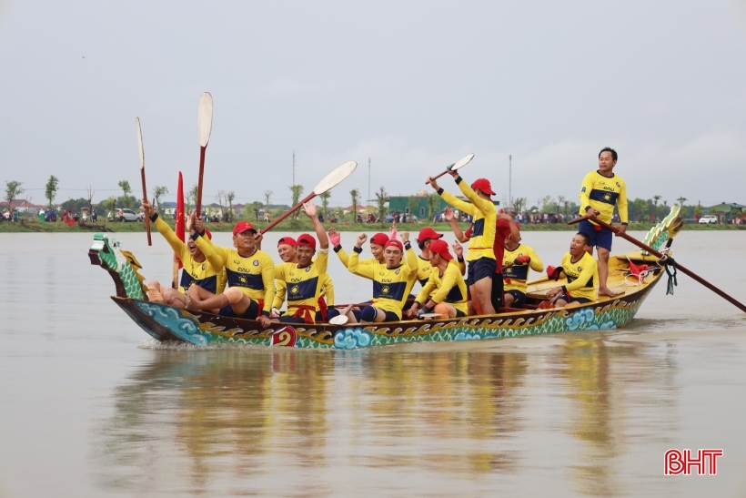 Các địa phương Hà Tĩnh sôi nổi lễ hội đua thuyền, các trò chơi dân gian mừng Tết Độc lập
