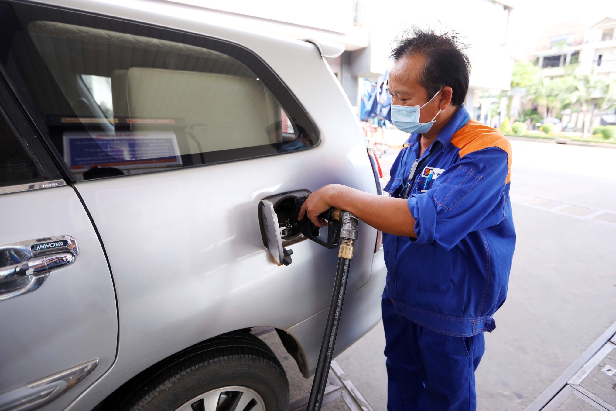 Giá xăng giảm 430 đồng/lít, giá dầu diesel tăng mạnh