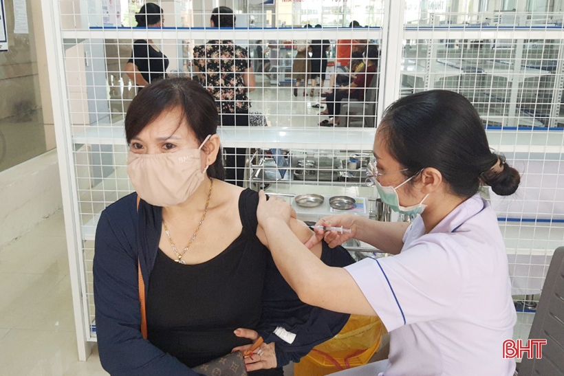 Nhiều địa phương ở Hà Tĩnh đạt tỷ lệ cao trong tiêm vắc-xin phòng COVID-19