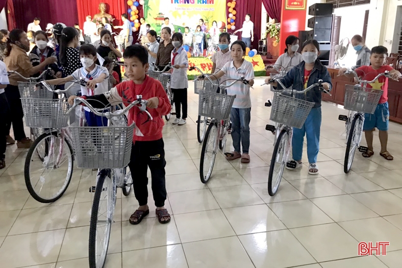 Trao 50 chiếc xe đạp cho học sinh có hoàn cảnh khó khăn ở Nghi Xuân