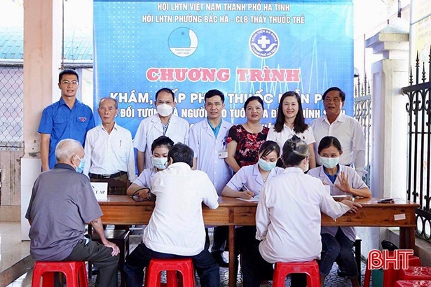 Khám, cấp phát thuốc miễn phí cho người già, đối tượng chính sách ở TP Hà Tĩnh