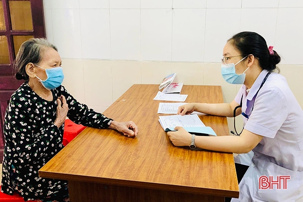 Khám, cấp phát thuốc miễn phí cho người già, đối tượng chính sách ở TP Hà Tĩnh