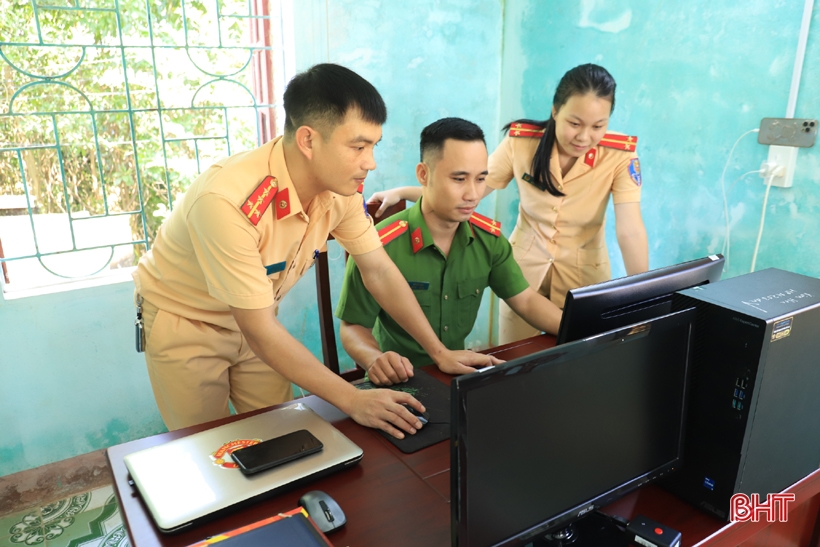 Người dân 6 xã đầu tiên của Hương Sơn phấn khởi khi làm thủ tục đăng ký xe máy tại công an xã