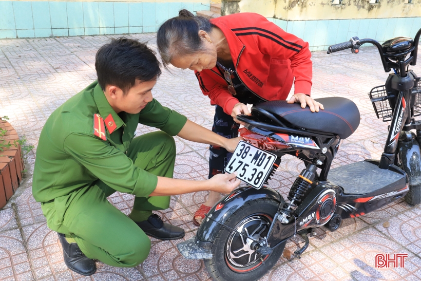 Người dân 6 xã đầu tiên của Hương Sơn phấn khởi khi làm thủ tục đăng ký xe máy tại công an xã