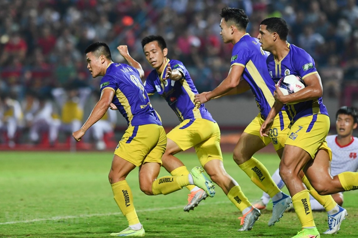 Cục diện V-League 2022: 4 đội đua vô địch, 7 đội lo lắng trụ hạng