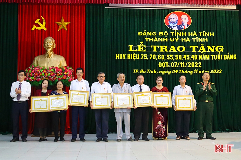 Trao Huy hiệu Đảng cho 107 đảng viên ở TP Hà Tĩnh