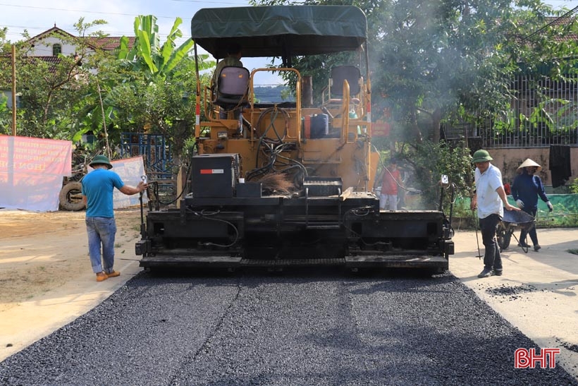 Hơn 1,3 tỷ đồng thảm nhựa đường giao thông ở thị trấn biên giới Hà Tĩnh
