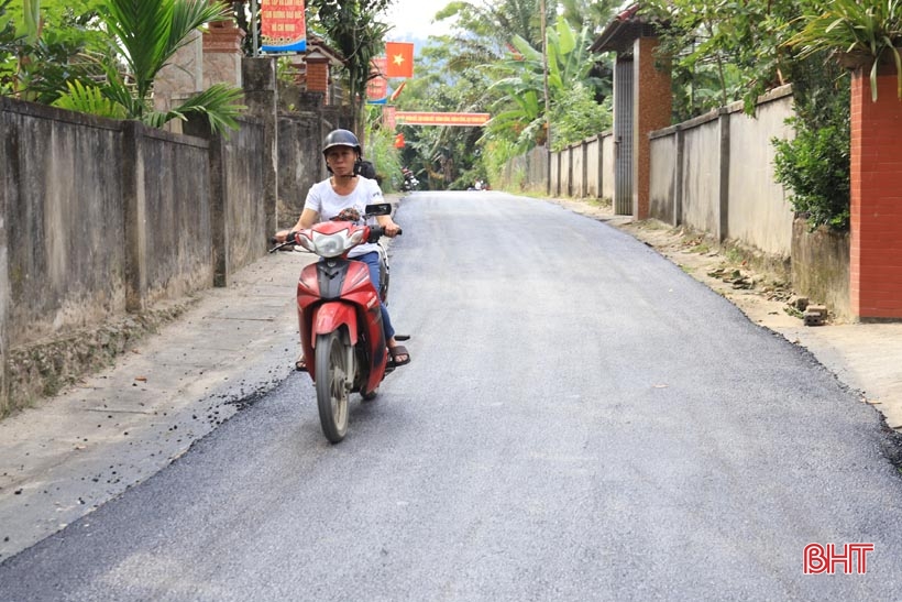 Hơn 1,3 tỷ đồng thảm nhựa đường giao thông ở thị trấn biên giới Hà Tĩnh