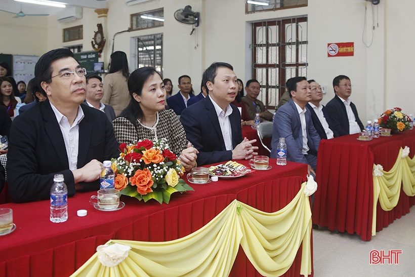 Thứ trưởng Bộ TT&TT tặng 30 máy tính bảng cho Trường THPT Can Lộc