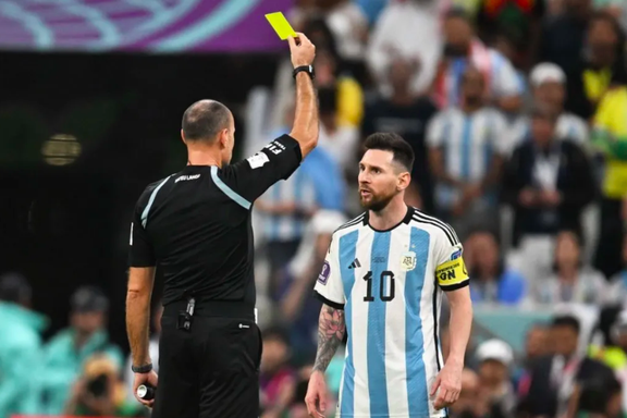 Lý do Messi và nhiều cầu thủ Argentina được xóa thẻ sau trận gặp Hà Lan