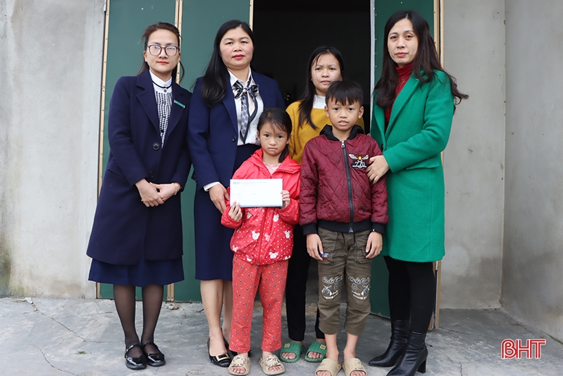 BIDV Hà Tĩnh trao quà tết cho trẻ mồ côi do Báo Hà Tĩnh đỡ đầu