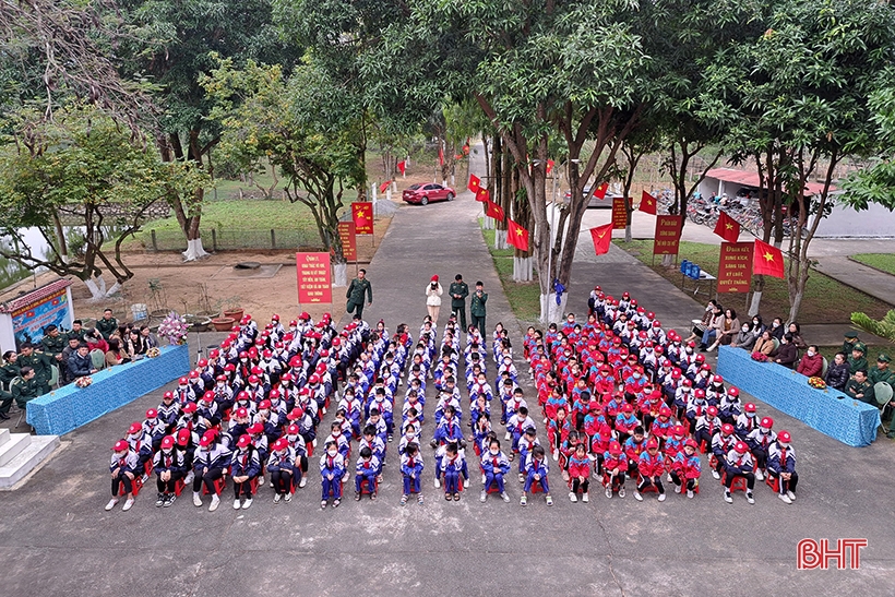 Gần 200 học sinh Nghi Xuân được trải nghiệm, thử làm chiến sĩ biên phòng