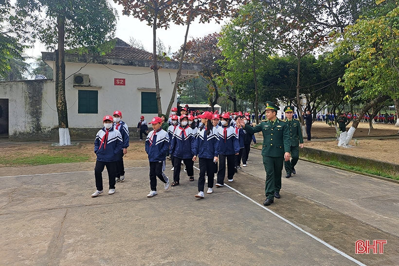 Gần 200 học sinh Nghi Xuân được trải nghiệm, thử làm chiến sĩ biên phòng