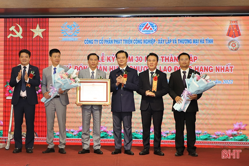 Công ty CP Phát triển công nghiệp - xây lắp và thương mại Hà Tĩnh đón nhận Huân chương Lao động hạng Nhất