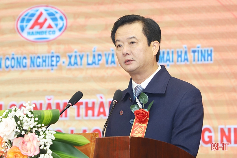 Công ty CP Phát triển công nghiệp - xây lắp và thương mại Hà Tĩnh đón nhận Huân chương Lao động hạng Nhất