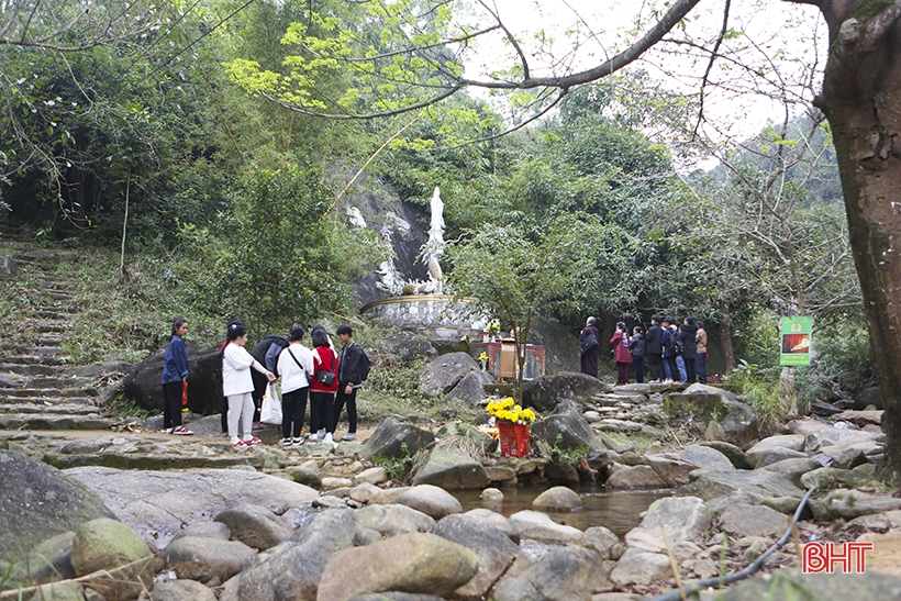 Đông đảo du khách tham quan chùa Hương Tích - Hà Tĩnh ngày đầu năm mới