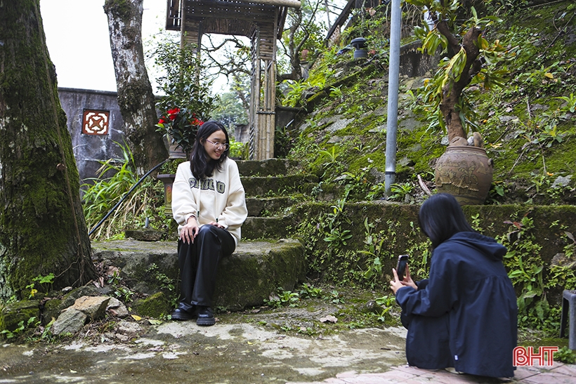 Đông đảo du khách tham quan chùa Hương Tích - Hà Tĩnh ngày đầu năm mới