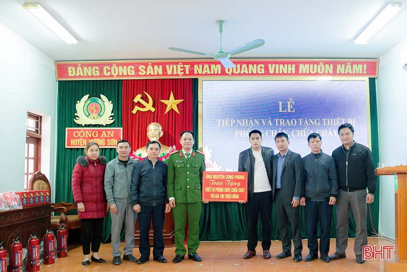 Một cá nhân tặng thiết bị PCCC trị giá 100 triệu đồng cho các địa phương ở Hương Sơn